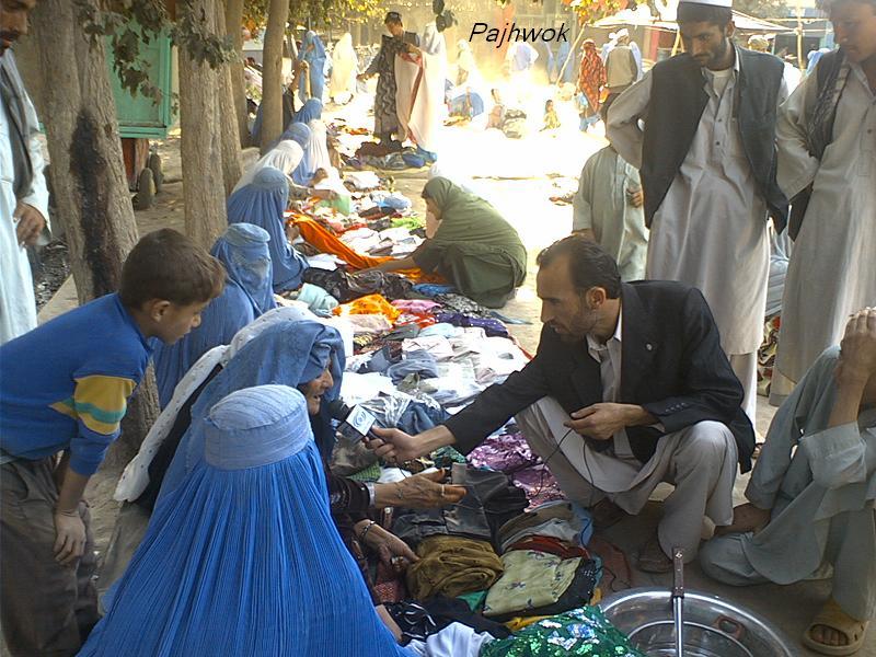 Photo: فروش صنايع دستى زنان در امام صاحب رونق يافته است