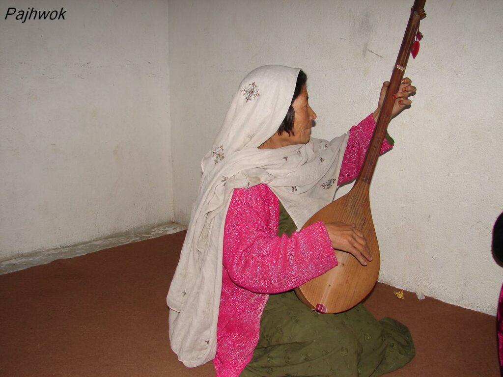زن باميانى برای حفظ موسیقی محلی دنبوره مینوازد