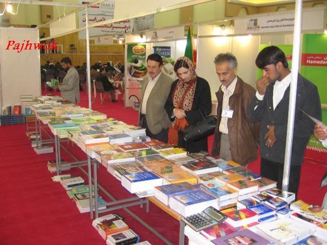 Photo: جنجال "کتاب های توهین آمیز ایرانی" همچنان موضوع داغ محافل مذهبی است