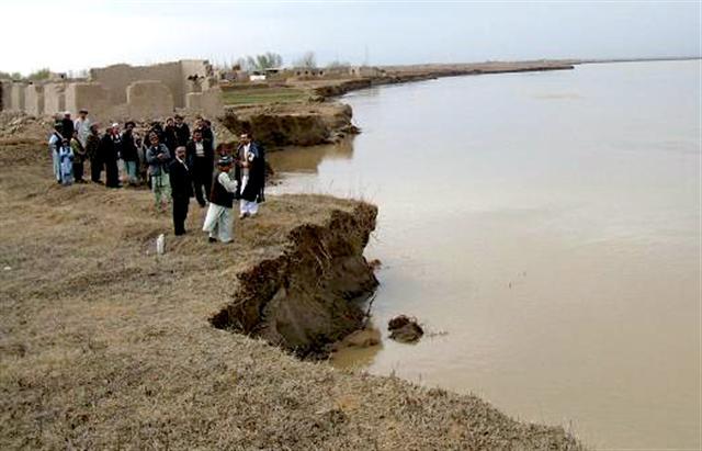 Thousands await aid as floods swamp Kunduz