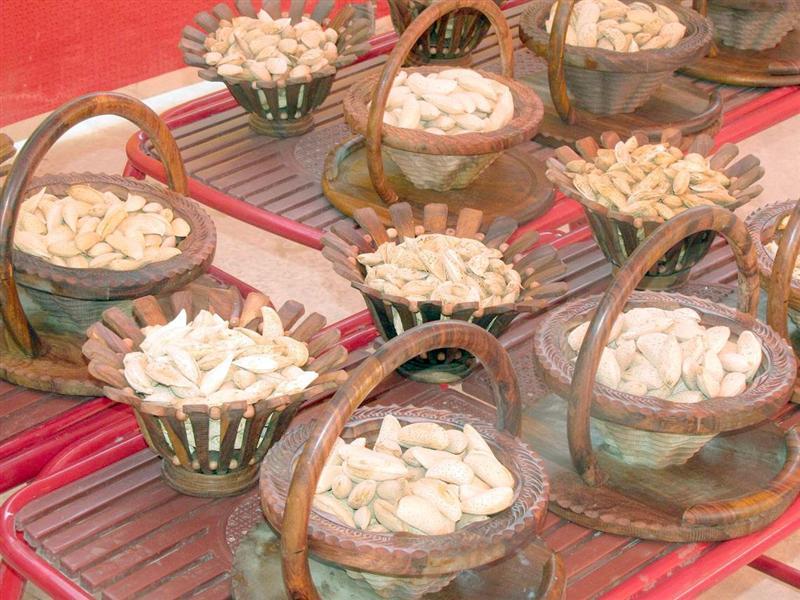 خشکسالى باعث کاهش محصولات بادام شده است