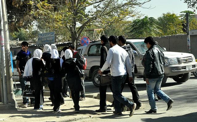 برخی دختران از آزار و اذیت جوانان بی بندوبار شکایت دارند