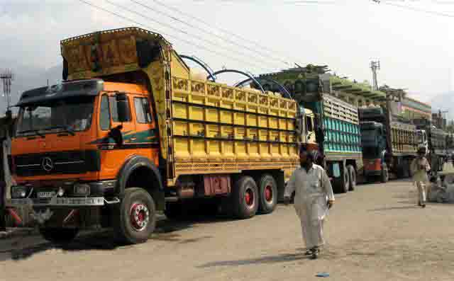 Pakistan stops Afghan traders’ food-laden trucks