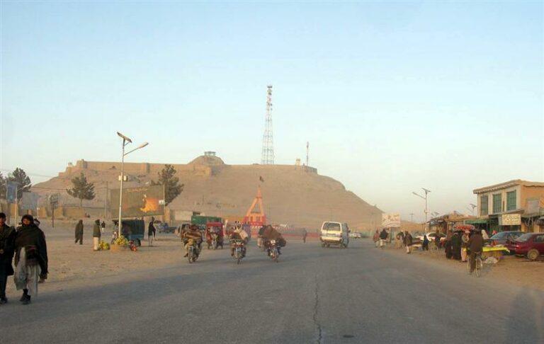 زابل کې پر بې اسنادو موټر بندېز ولګېد