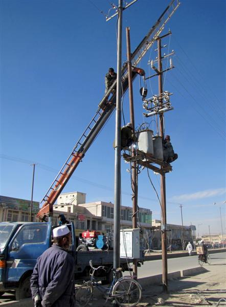 مسوولین ومردم شبرغان از پایین بودن ولتاژ برق شکایت دارند