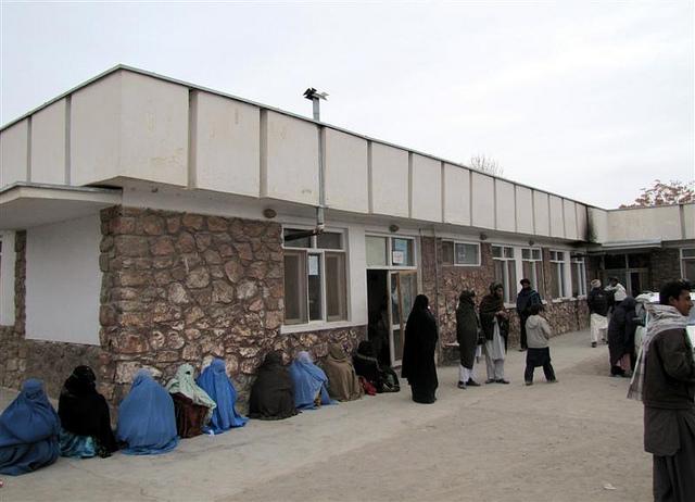 د غزني خلک په روغتونونو کې د ښځينه ډاکترانو له نشتوالي سر ټکوي