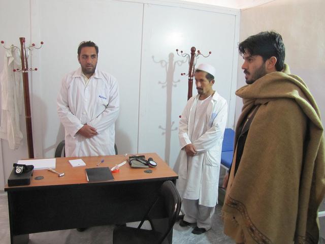 د غزني خلک د ډاکټرانو له لوړ فيس څخه شکايت کوي