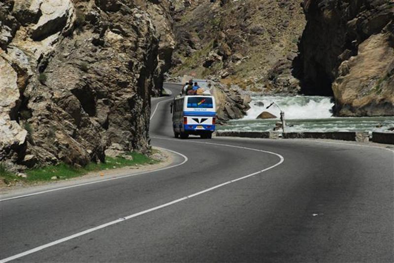 د جلال اباد- تورخم لويه لار له دوو ساعتو وروسته بېرته خلاصه شوه