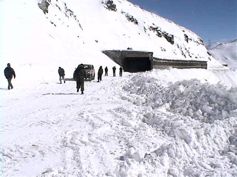 Snowstorm blocks Salang Pass