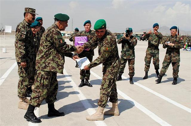 په بلخ کې ۱۴۰۰ سرتېرو پوځي زده کړې بشپړې کړې