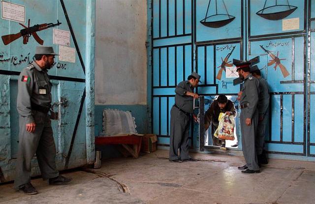 شورای سرتاسری زندانیان نظامی: زندانى هاى نظامى بدون قيد وشرط ازاد شوند