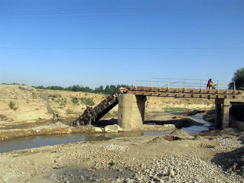“طالبان یک پل را در ولسوالی خواجه سبزپوش فارياب انفجار دادند”