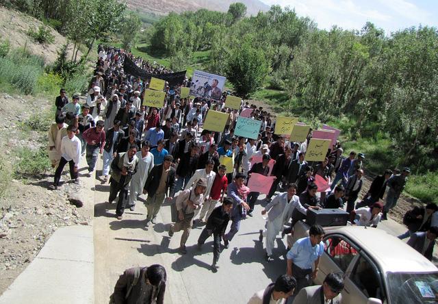 مظاهره کننده گان بامیان خواهان مجازات قاتلین رئیس شورای ولایتی شدند