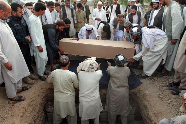 تخار کې د ملي اردو سرتېرو مړي خاورو ته وسپارل شول