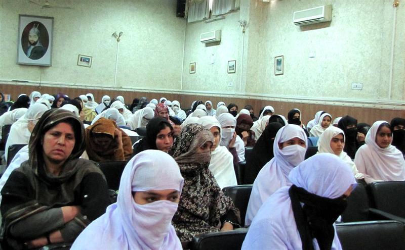 برخى خانم ها بر رعايت شريعت و حفظ فرهنگ افغانى تاکيد ميکنند