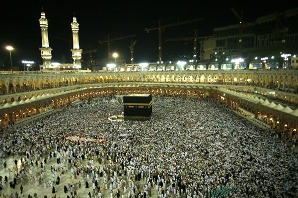 Hajj begins as pilgrims start moving to Mina