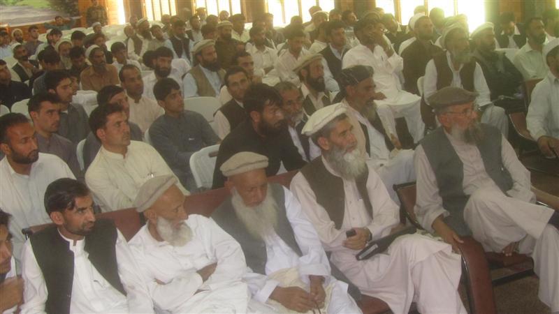 هليري کلنټن د ښځو د حقونو له فعالينو سره وکتل