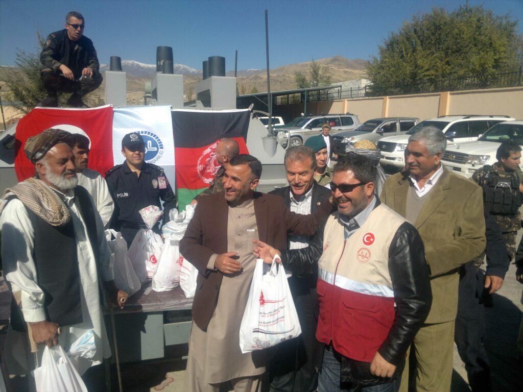 Turkish PRT distributes meat to Wardak families