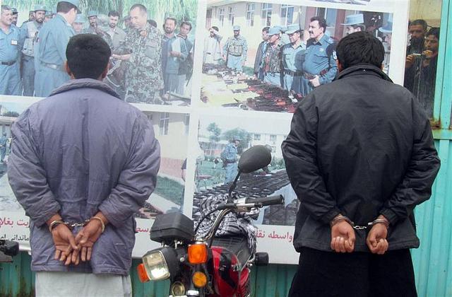 ١٠ سارق بشمول پنج پولیس گرفتار شد