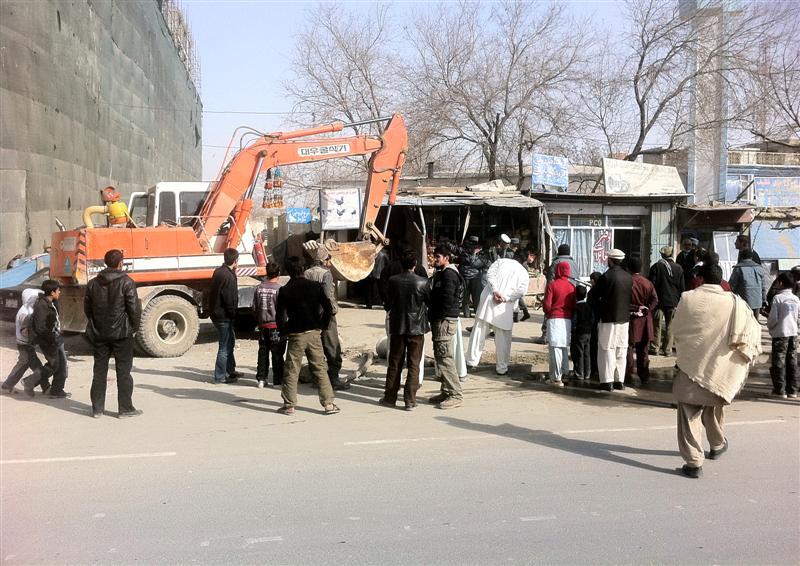 دست فروشان کابل از جمع آوری کراچی های شان از روى جاده ها شاکى اند