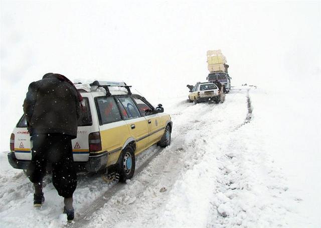 برفبارى در زابل نيز راه ها را مسدود کرده است