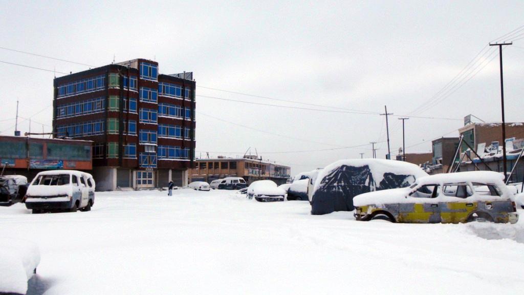 Snowfall makes Ghazni, Wardak roads impassible