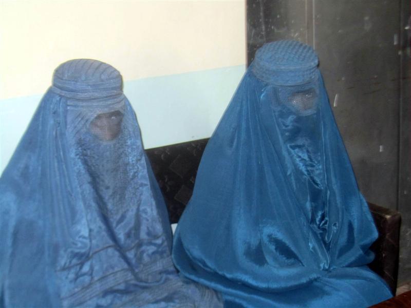 یک دختر از چنگ اختطافچیان رها شد