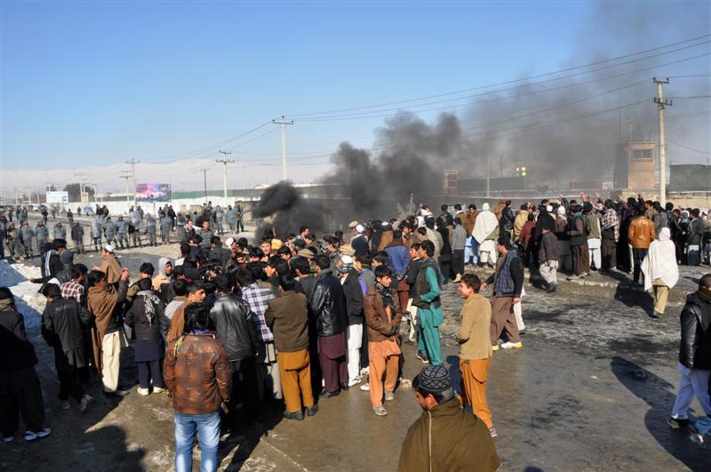 مظاهره کنندگان در مقابل پارلمان تجمع نمودند