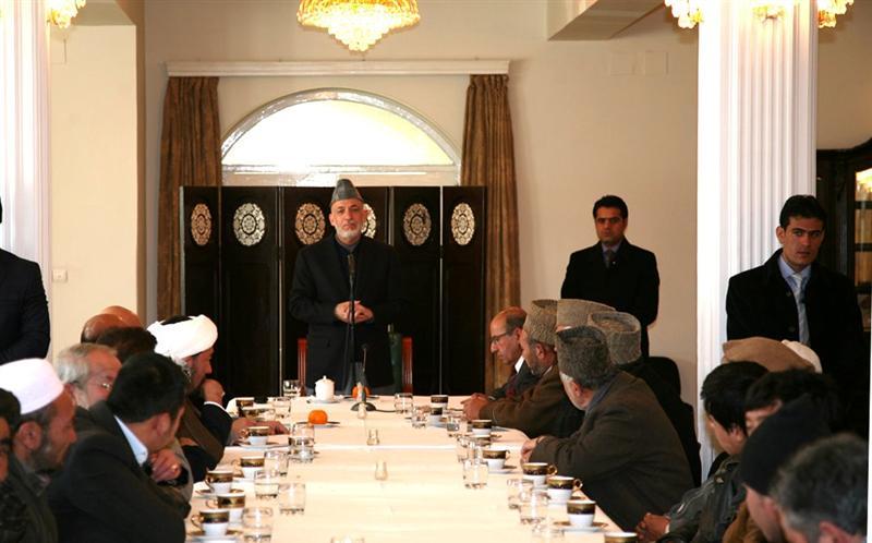 حامد کرزی با وارثین شهدای حمله انتحاری مراسم عاشورا دیدار کرد