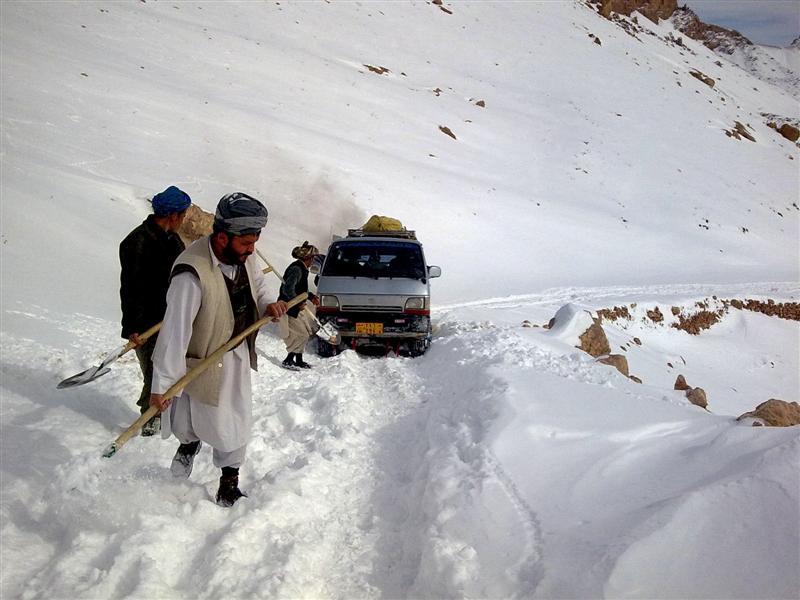 کوتل سبزک بر اثر برفباری مسدود شده است