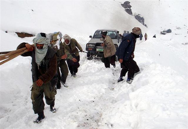 Heavy snowfall blocks Badakhshan roads
