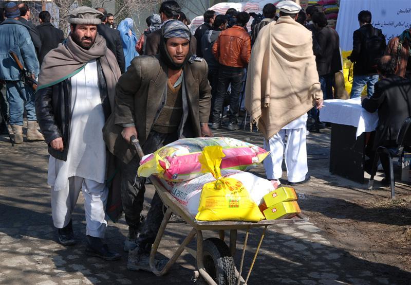 په کابل کې پر زرګونو بېوزله کورنيو د لومړنيو خوراکي توکيو وېش پېل شو