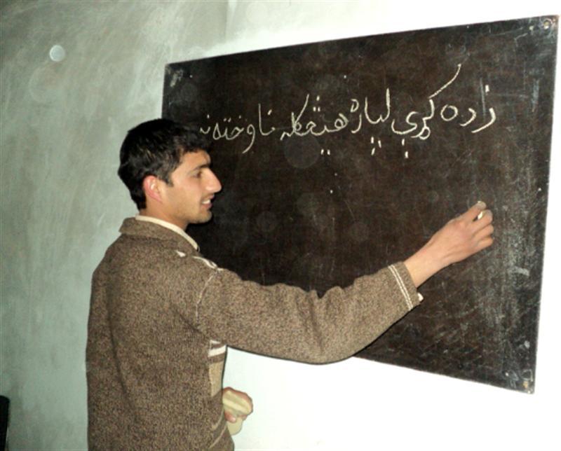 يوه ١٩ کلن ځوان خپلو نا لوستو کليوالو ته د سواد زده کړې پيل کړې