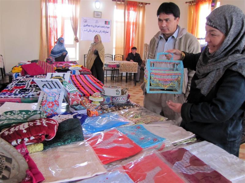 زنان ودختران باميانى ازسردى بازارصنايع شان شکايت دارند