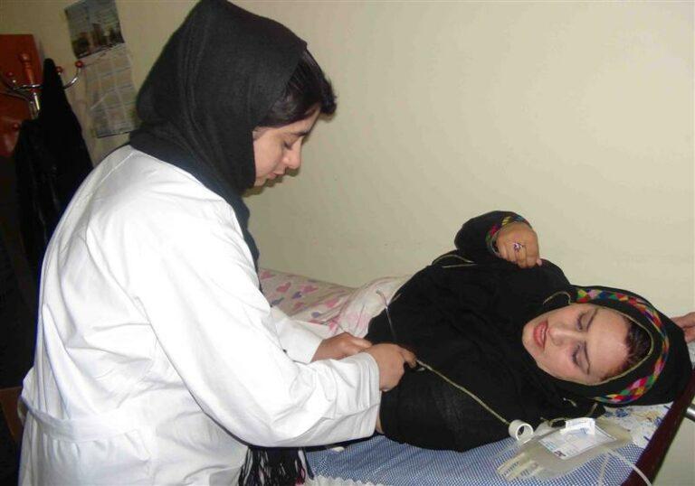 تعداد از زنان بيش از ٤هزار سی سی خون شان به شفاخانۀ شهر کندز اهدا کردند
