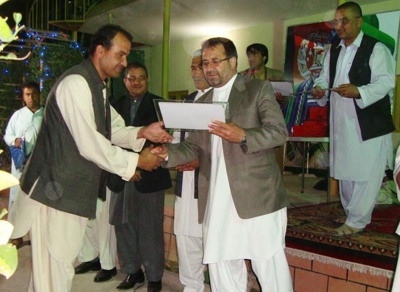 د هلمند ولايت لخوا خبريالان په ستاينليکونو ووياړل شول