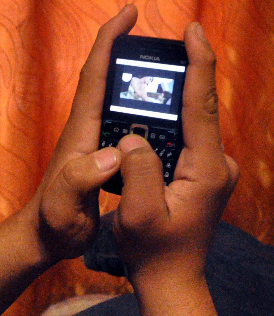 دسترسى به فلم هاى برهنه در موبايل جوانان را به بيراهه مى کشاند