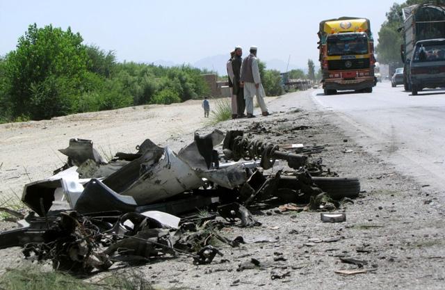 موټر بم چاودنې يو پوليس وواژه او پنځه تنه نور ټپيان کړل