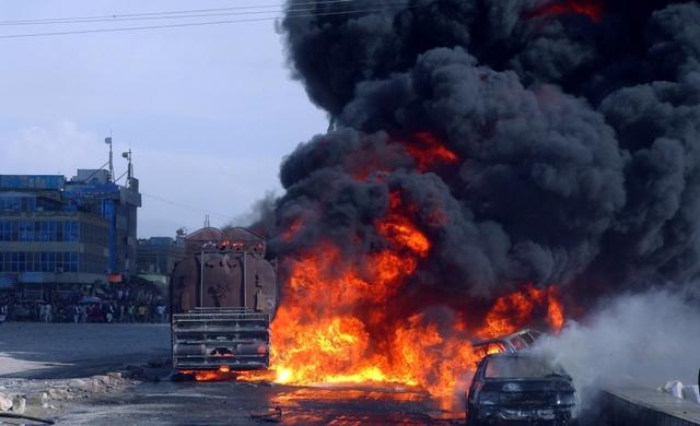 3 injured, shops burnt as fuel tanker explodes