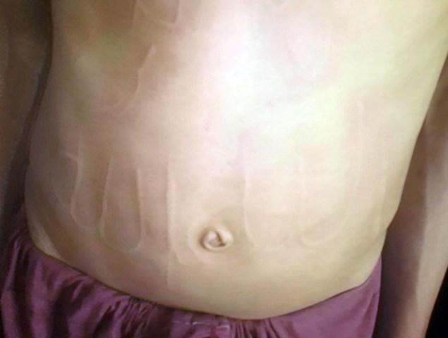 اسم الله (ج) روى جلد يك طالب مدرسۀ دينى آشكار شد