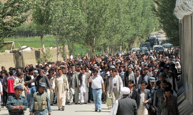 مظاهره کننده گان، سروى ادارۀ احصائيۀ مرکزى را مغرضانه خواندند