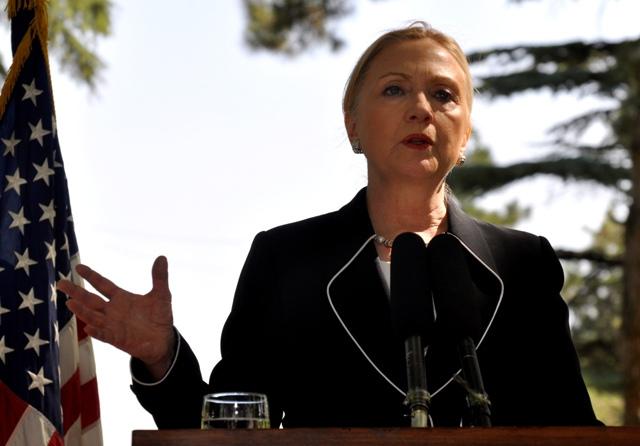 Clinton makes surprise visit to Kabul