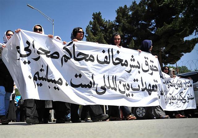 زنان مظاهره کننده در کابل خواهان توقف محاکم صحرايى شدند