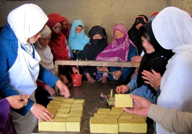 زنان معلول در باميان صابون مى سازند