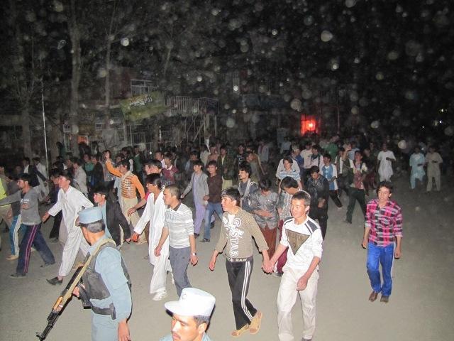 مردم دست به مظاهرۀ شبانه زدند