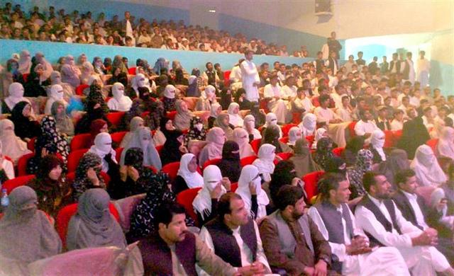 د هلمند سلګونه نجونو ته د ښوونځي د مضامينو زده کړه ورکړل شوه