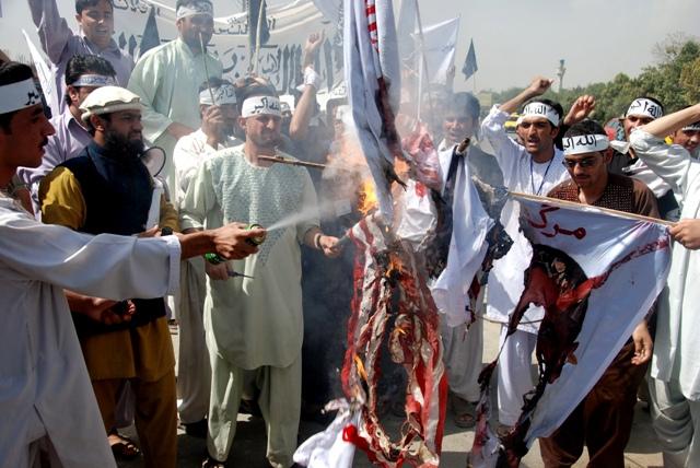 صدها مظاهره کننده بر ضد فلم امريکايى شاهراه تورخم – جلال آباد را مسدود نمودند