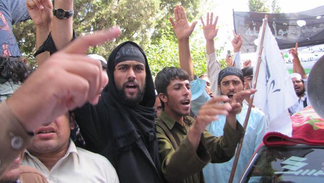 مظاهره کنندگان پوهنتون ننگرهار شاهراه کابل-جلال آباد را مسدود کردند