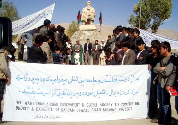 مردم خواستار قير ريزى شاهراه مناطق مرکزى شدند