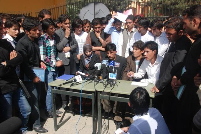 محصلينو پخپله د لوحې د ښکته کولو ګواښ وکړ